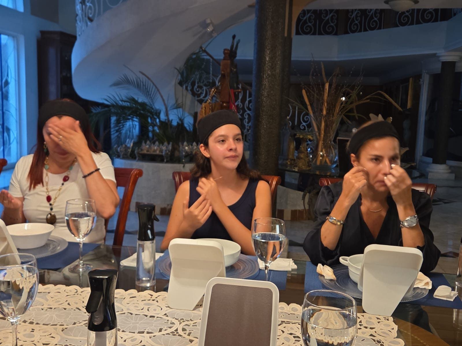 Participantes durante el ritual de cuidado con espejos